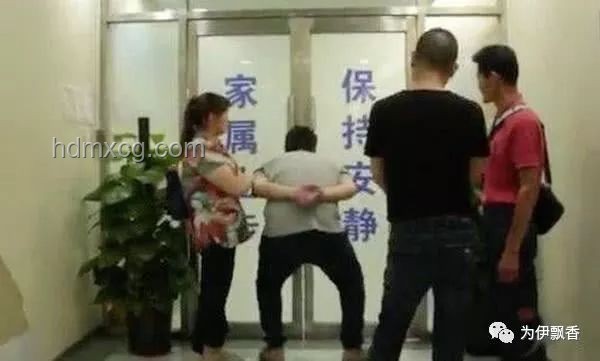 考场外趣事：男生考完急寻妈妈，背后心理揭秘